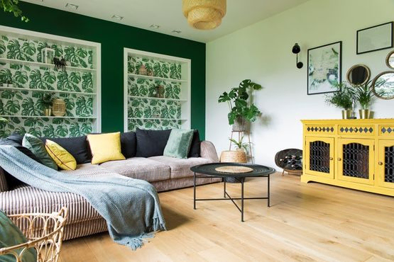 sala de estar con tarima pared verde