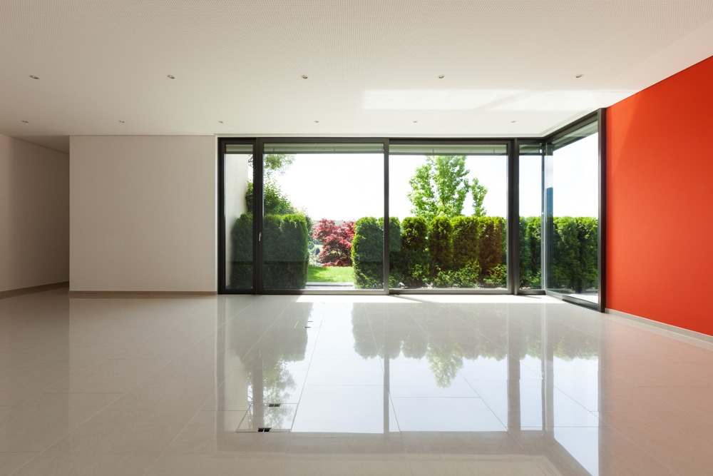 sala de estar amplia con suelo marmol y terraza